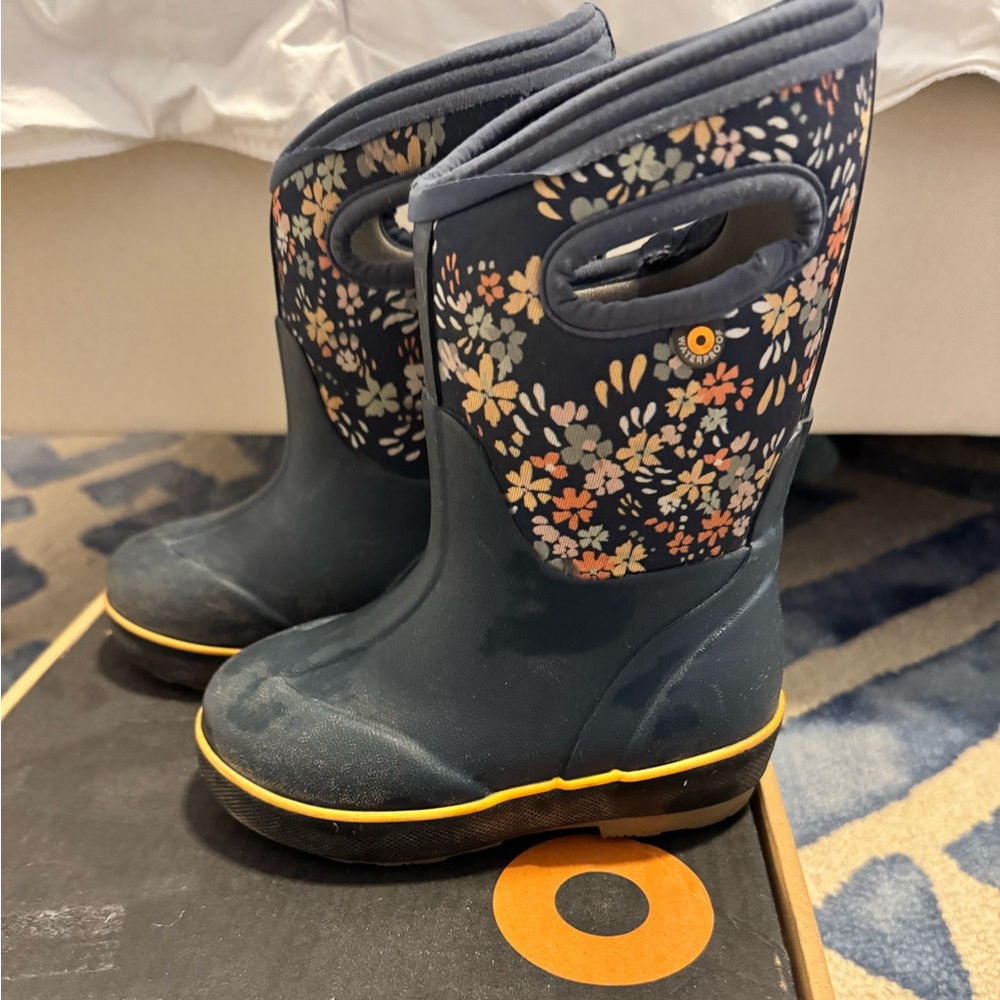Bogs Navy Floral Kids winter boot